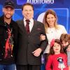 No final do programa, Neymar posou para uma foto com parte da família de Silvio Santos