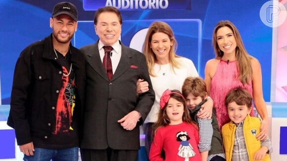 No final do programa, Neymar posou para uma foto com parte da família de Silvio Santos