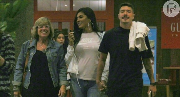 Mc Pocahontas é clicada de mãos dadas com ex-namorado de Anitta em shopping do Rio de Janeiro