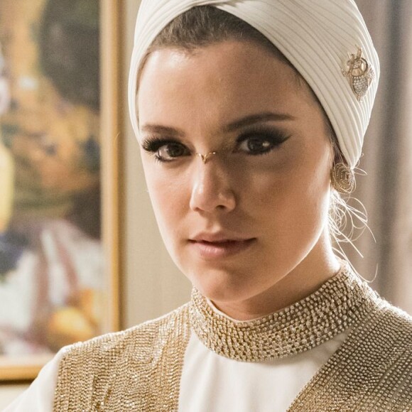 Alice Wegmann impressiona ao usar vestido de noiva elegante em novela nesta terça-feira, dia 23 de julho de 2019
