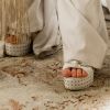 Novela Órfãos da Terra: Alice Wegmann usarpa sapato plataforma em vestido de noiva nesta terça-feira, dia 23 de julho de 2019