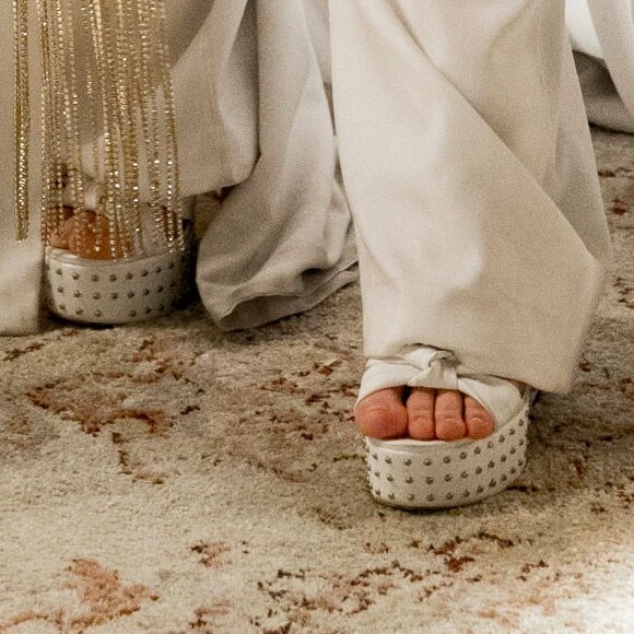 Novela Órfãos da Terra: Alice Wegmann usarpa sapato plataforma em vestido de noiva nesta terça-feira, dia 23 de julho de 2019