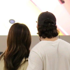 Fátima Bernardes e o namorado, Túlio Gadêlha, conferiram as novidades nas lojas durante passeio por shopping do Rio