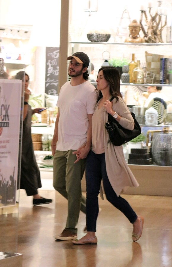 Fátima Bernardes e o namorado, Túlio Gadêlha, andaram de mãos dadas durante passeio por shopping