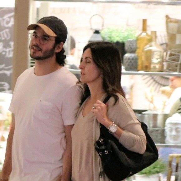 Fátima Bernardes e o namorado, Túlio Gadêlha, andaram de mãos dadas durante passeio por shopping