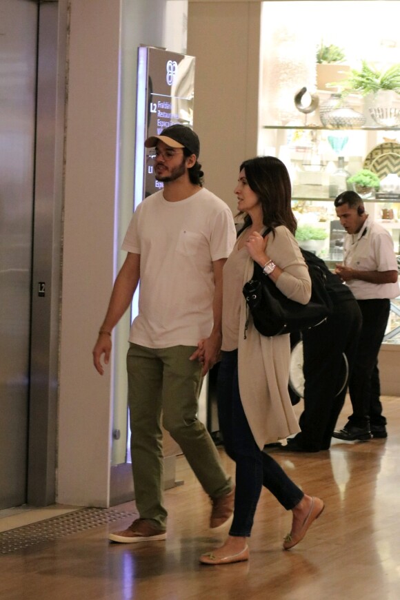 Fátima Bernardes teve a companhia do namorado, Túlio Gadêlha, em passeio por shopping do Rio de Janeiro, nesta sexta-feira, 26 de julho de 2019
