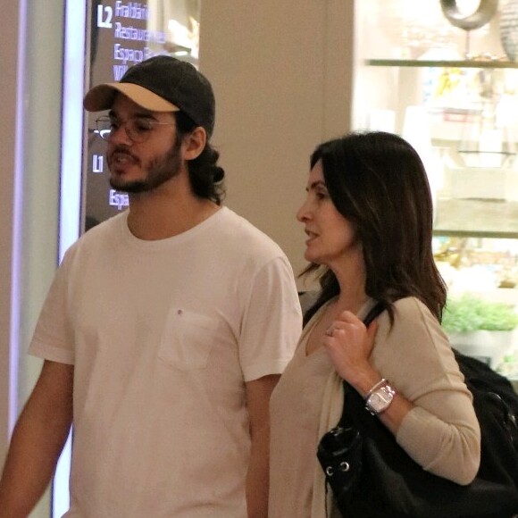 Fátima Bernardes teve a companhia do namorado, Túlio Gadêlha, em passeio por shopping do Rio de Janeiro, nesta sexta-feira, 26 de julho de 2019
