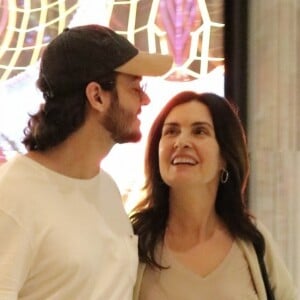 Fátima Bernardes e Túlio Gadêlha namoraram durante passeio por shopping do Rio de Janeiro, nesta sexta-feira, 26 de julho de 2019