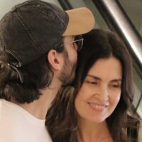 Fátima Bernardes e Túlio Gadêlha namoram durante passeio em shopping. Fotos!