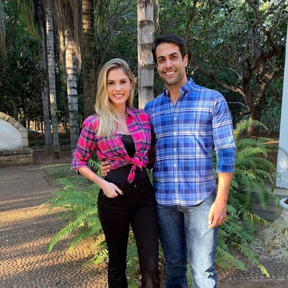 'Quem me conhece sabe que meu sonho sempre foi me casar, ser esposa, mãe e eu nunca tive vergonha disso. Gratidão, meu Deus! Nunca desista dos seus sonhos', comemorou Bárbara Evans ao ser pedida em casamento