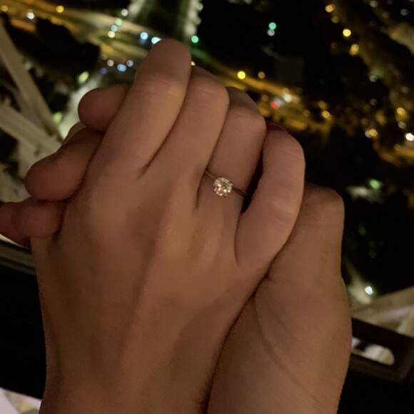 Bárbara Evans aceitou pedido de casamento de Gustavo Theodoro no restaurante Les Jules Verne, na Torre Eiffel, neste domingo, 28 de julho de 2019