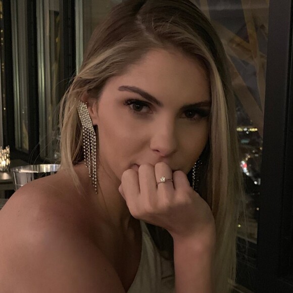 Bárbara Evans foi pedida em casamento durante viagem romântica à Paris