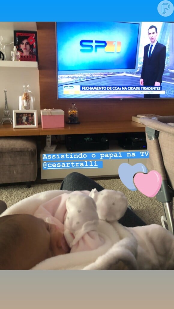 Ticiane Pinheiro postou uma foto da filha Manuella deitada no sofá e diante da TV