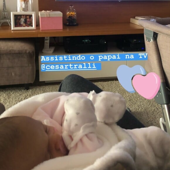 Ticiane Pinheiro postou uma foto da filha Manuella deitada no sofá e diante da TV