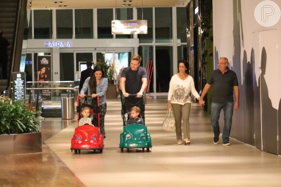 Thais Fersoza e Michel Teló foram clicados com os filhos, Melinda e Teodoro, em dia de shopping