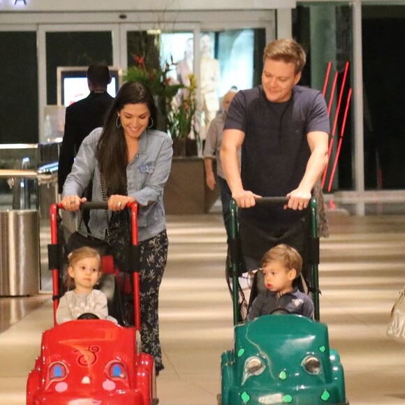 Thais Fersoza e Michel Teló foram clicados com os filhos, Melinda e Teodoro, em dia de shopping
