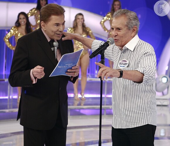 Silvio Santos recebe Carlos Alberto de Nóbrega no palco do 'Programa Silvio Santos'