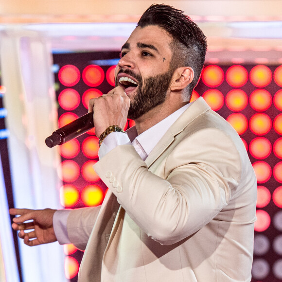 Gusttavo Lima já foi surprendido em shows com objetos