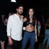 Thaila Ayala curte show com o noivo, Renato Goés