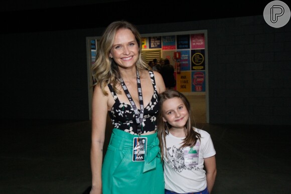 Fernanda Rodrigues posa abraçada à filha em turnê de Sandy e Júnior no Rio