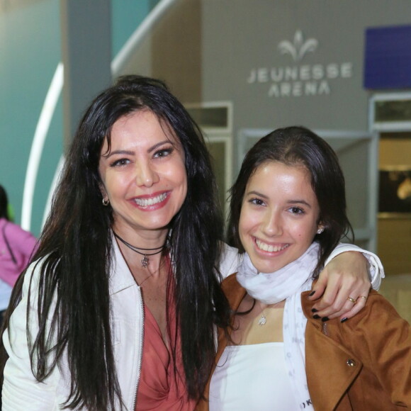Simone Soares leva a filha, Luana Soares, a show de Sandy e Júnior