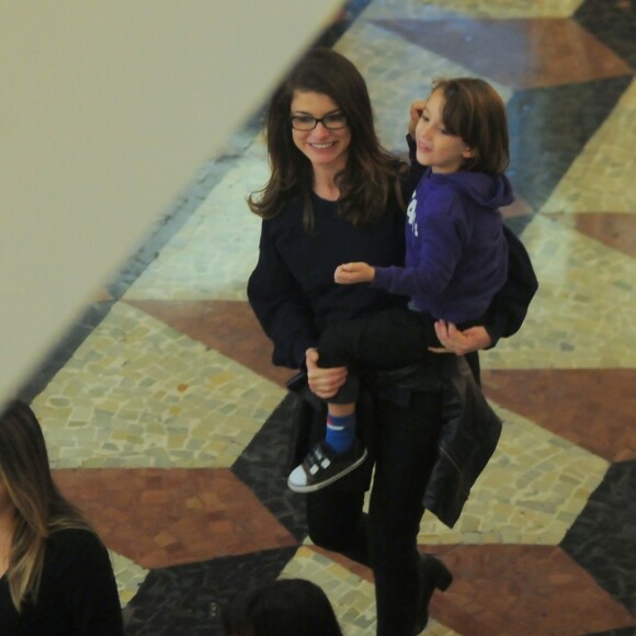 Alinne Moraes leva o filho, Pedro, no colo por shopping no Rio de Janeiro, neste domingo, dia 04 de agosto de 2019