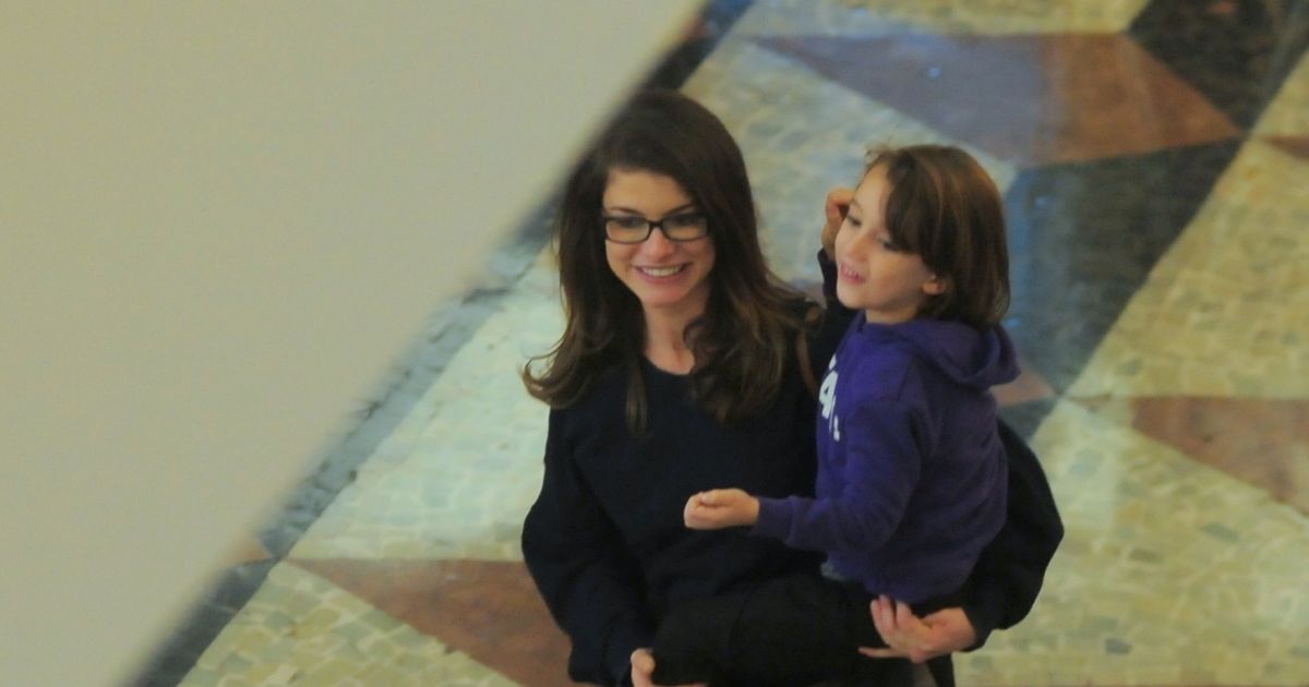Alinne Moraes leva o filho, Pedro, no colo por shopping no ...