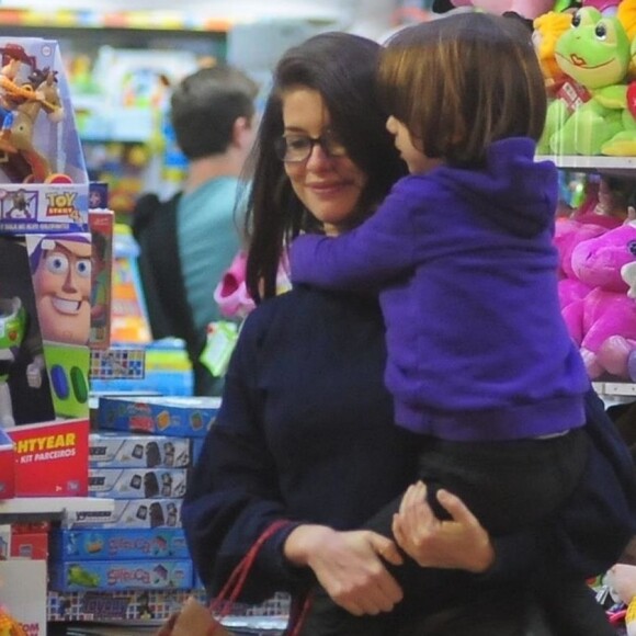 Alinne Moraes passeia com o filho, Pedro, em shopping no Rio de Janeiro, neste domingo, dia 04 de agosto de 2019