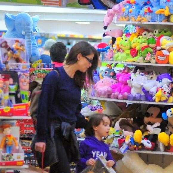 Filho de Alinne Moraes, Pedro rouba a cena em shopping no Rio de Janeiro, neste domingo, dia 04 de agosto de 2019