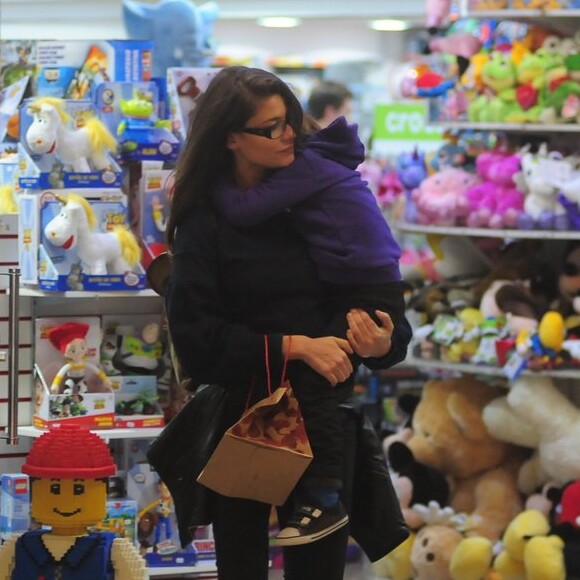 Alinne Moraes carrega o filho, Pedro, no colo em shopping no Rio de Janeiro, neste domingo, dia 04 de agosto de 2019