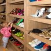 A filha de Sabrina Sato, Zoe, apareceu cheia de estilo em foto perto da estante de calçados da apresentadora