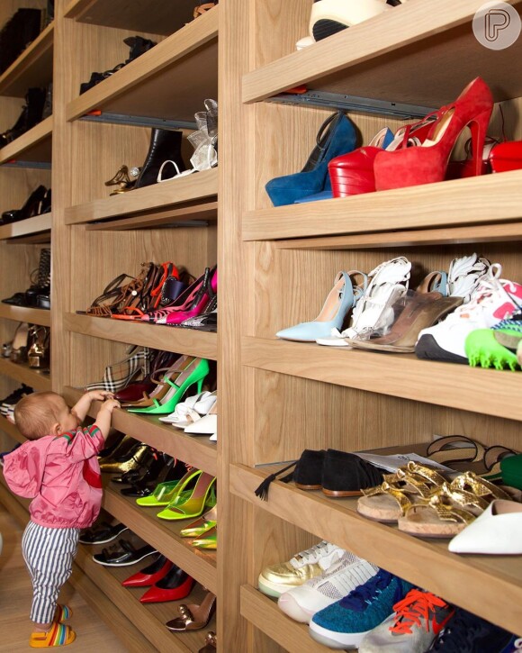A filha de Sabrina Sato, Zoe, apareceu cheia de estilo em foto perto da estante de calçados da apresentadora