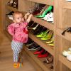Sabrina Sato postou fotos da filha, Zoe, de 8 meses, mexendo em seus calçados