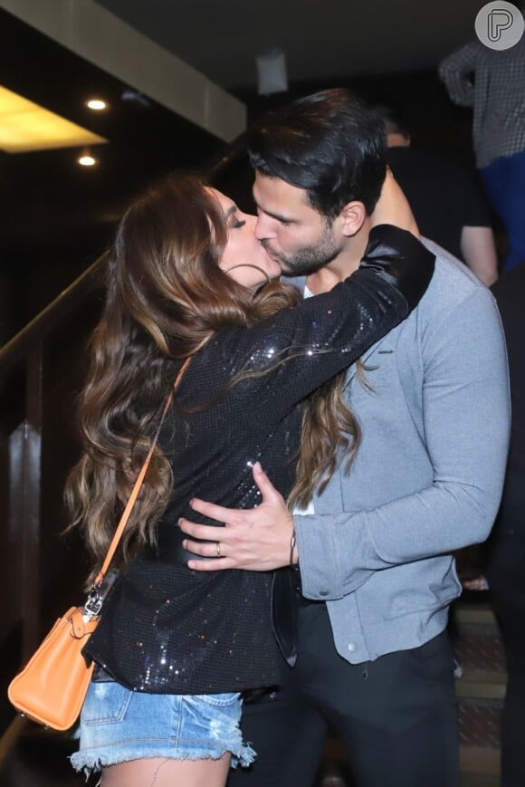 Nicolle Bahls posou aos beijos com Marcelo Bimbi em bastidor de show