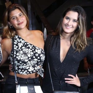 Giulia Costa curtiu show de Nego do Borel na companhia de Fernanda Keulla e de uma das gêmeas de filha de Fátima Bernardes, Bia Bonemer