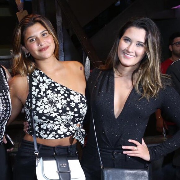 Giulia Costa curtiu show de Nego do Borel na companhia de Fernanda Keulla e de uma das gêmeas de filha de Fátima Bernardes, Bia Bonemer