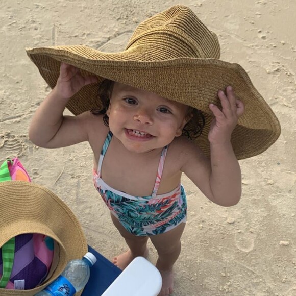 Patricia Abravanel exibe foto da filha na praia nesta quinta-feira, dia 08 de agosto de 2019