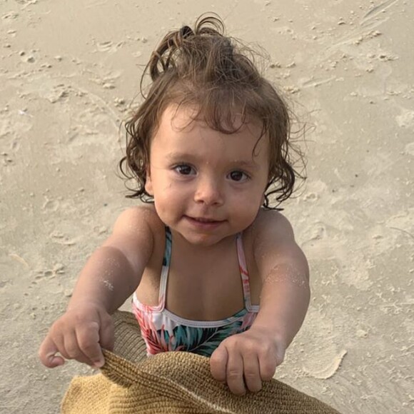 Patricia Abravanel mostra filha brincando com chapéu na praia nesta quinta-feira, dia 08 de agosto de 2019