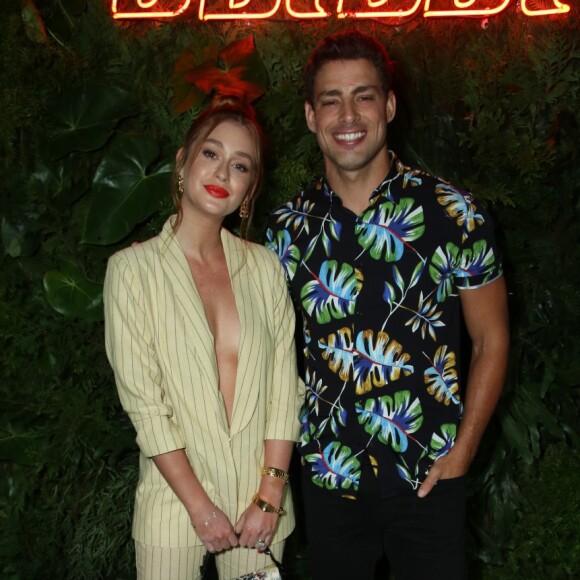 Marina Ruy Barbosa, na ocasião, posou com o outro garoto-propaganda da Colcci, Cauã Reymond