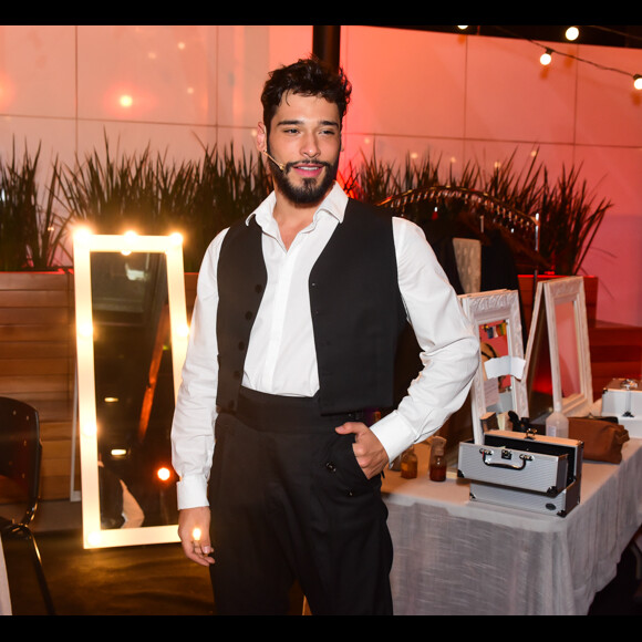 Filho de Antonio Fagundes, Bruno Fagunes é o protagonista da peça 'Zorro - Nasce uma Lenda'