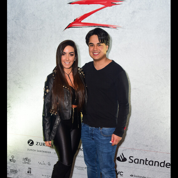 Filho de Zezé Di Camargo, Igor Camargo, teve a companhia da namorada, Amabylle Eiroa, pré-estreia da peça 'Zorro - Nasce uma Lenda'