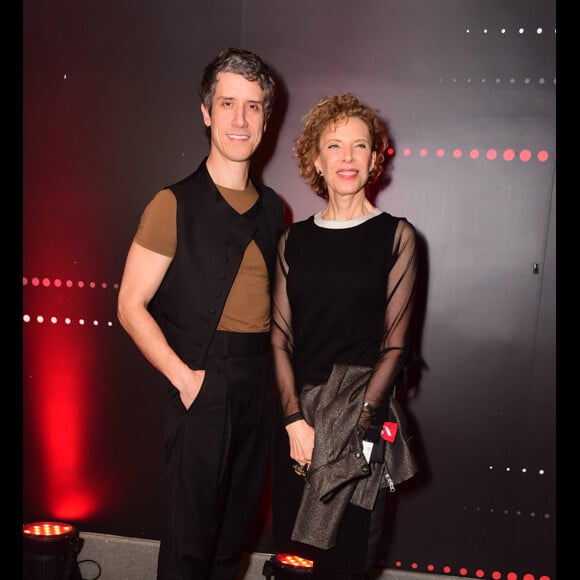 Marília Gabriela prestigiou o filho Theodoro Cochrane na pré-estreia da peça 'Zorro - Nasce uma Lenda'