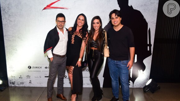 Zezé Di Camargo e o filho, Igor Camargo, levaram seus pares, Gracielle Lacerda e Amabylle Eiroa, em pré-estreia da peça 'Zorro - Nasce uma Lenda'