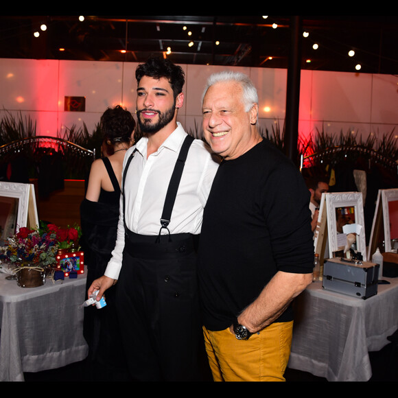 Antonio Fagundes prestigiou o filho, Bruno Fagundes, na pré-estreia da peça 'Zorro - Nasce uma Lenda'