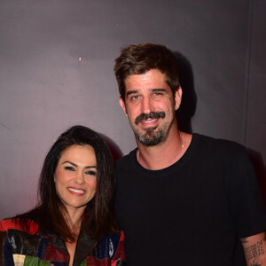 Suzana Alves foi com o marido, Flávio Saretta, à pré-estreia da peça 'Zorro - Nasce uma Lenda'