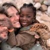 Giovanna Ewbank e Bruno Gagliasso posam com a filha na África