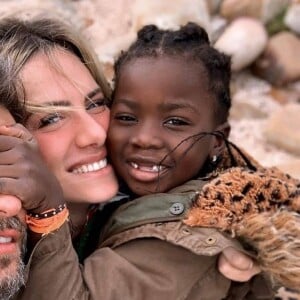 Giovanna Ewbank e Bruno Gagliasso posam com a filha na África