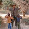 Giovanna Ewbank mostra foto de Bruno Gagliasso com Títi e Bless na África