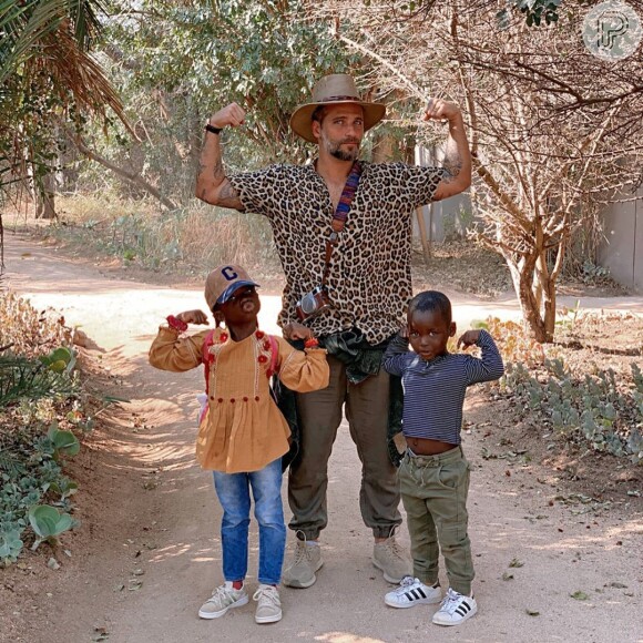 Giovanna Ewbank mostra foto de Bruno Gagliasso com Títi e Bless na África