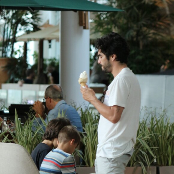 Caio Blat compra sorvete em passeio com o filho neste domingo, dia 11 de agosto de 2019